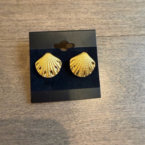 made in USA Jewelry - Chic Gold-Tone Shell Earrings